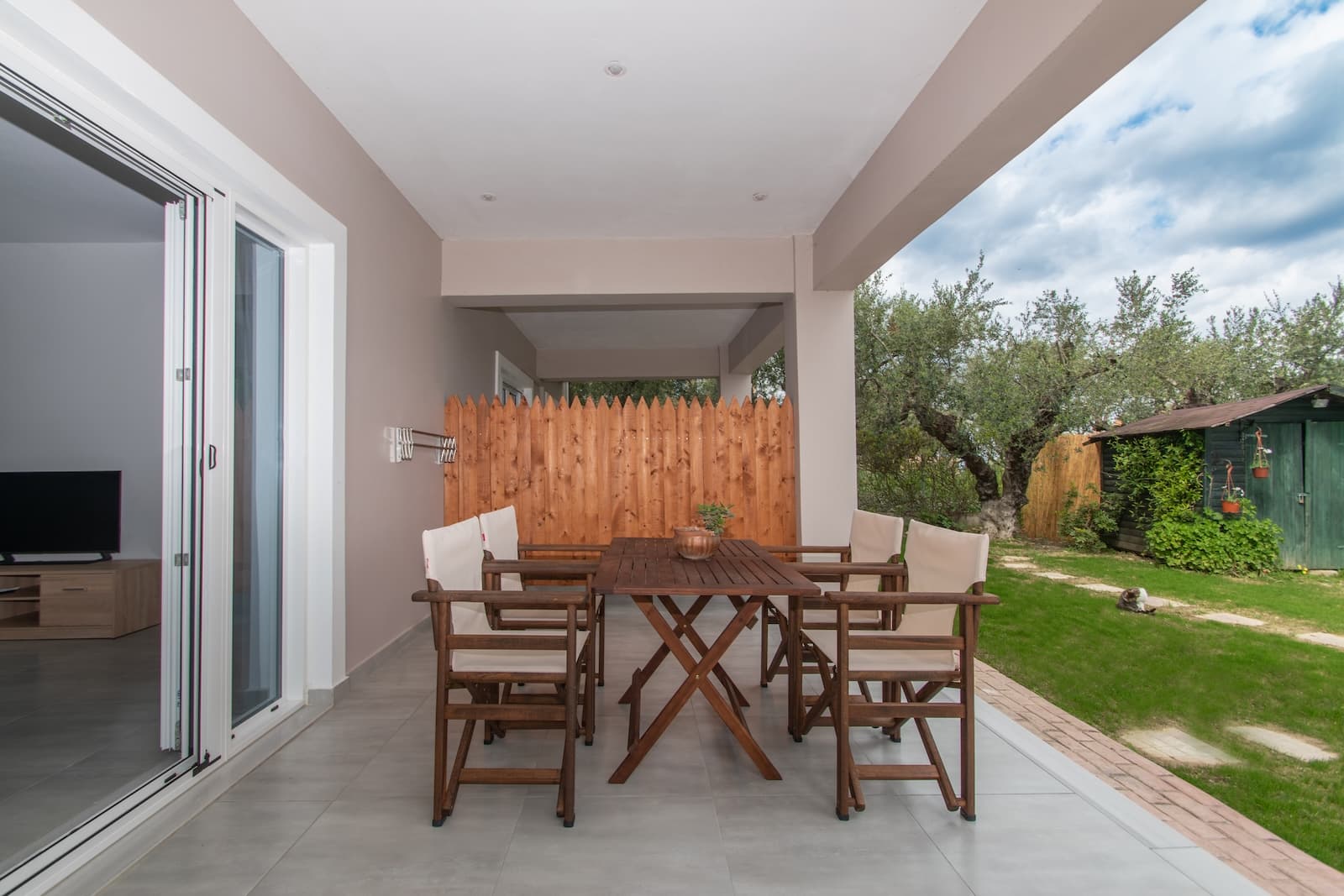 Veranda with open access to the garden