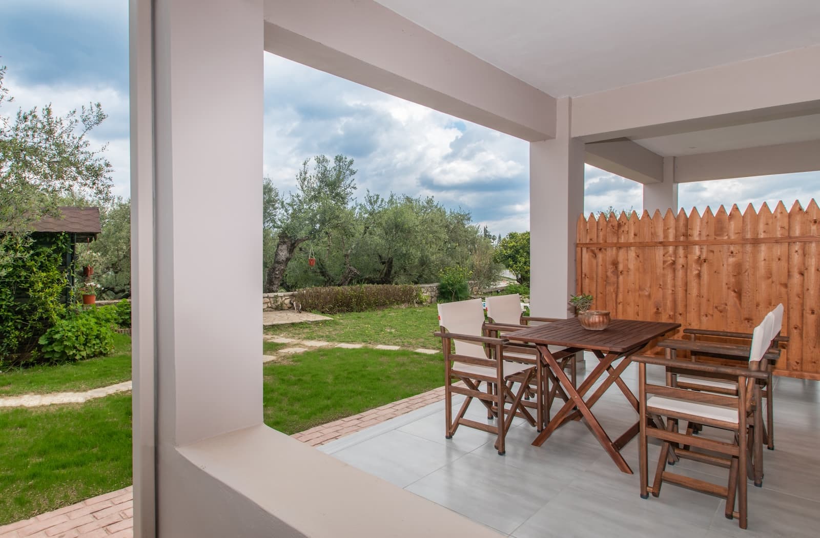 Veranda with open access to the garden