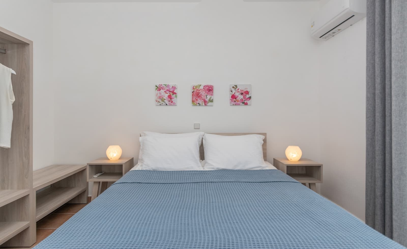 Bedroom with sea view