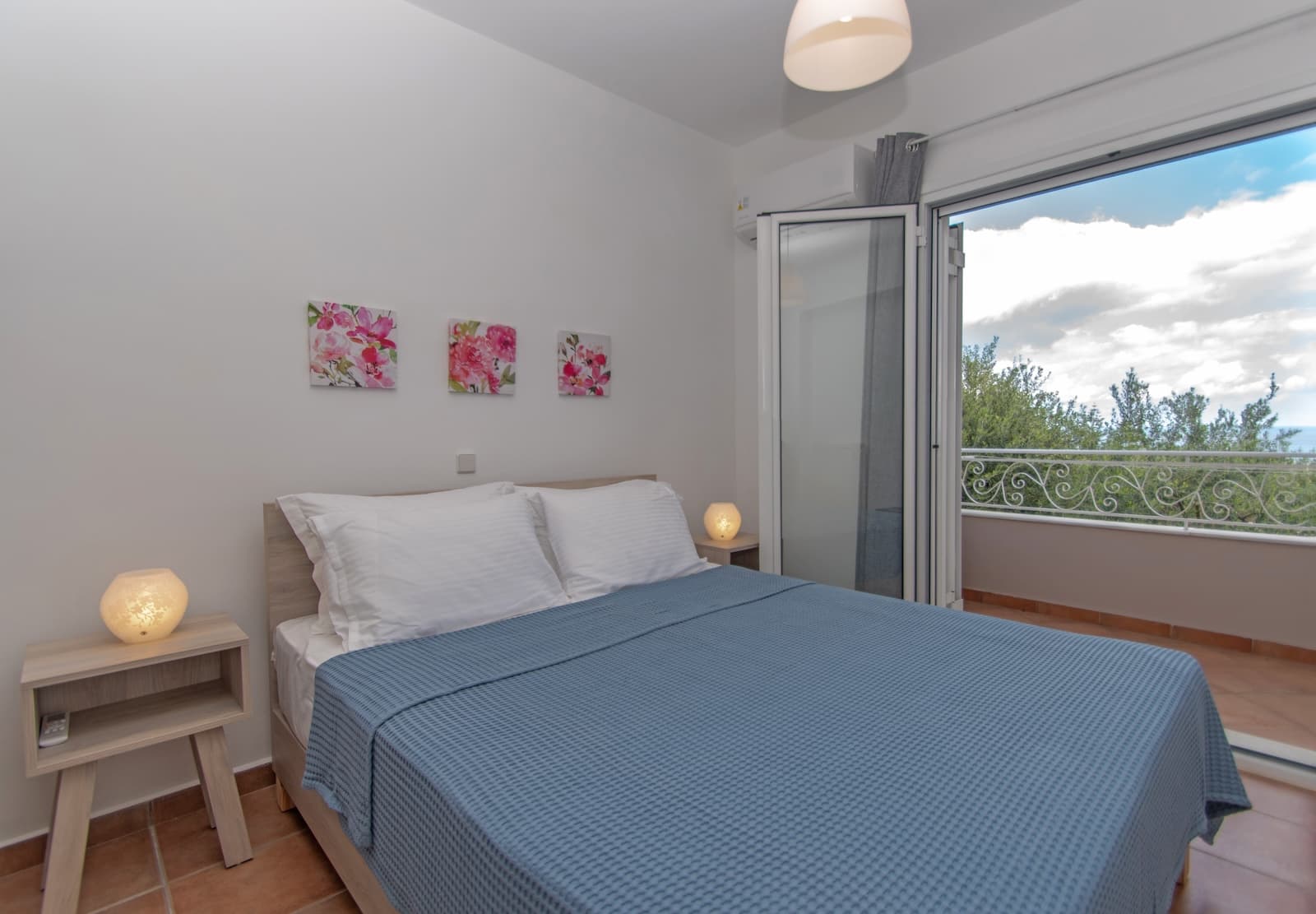 Bedroom with sea view