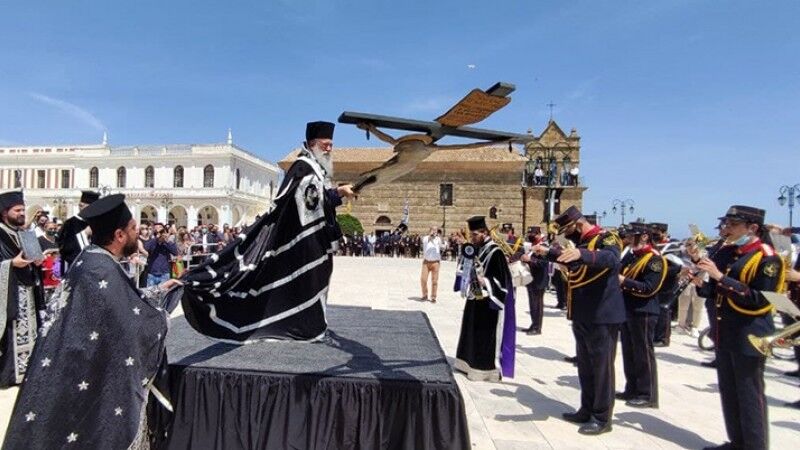 Holy Week ceremony in Zakynthos Town — bishop raising the cross at Plateia Solomou